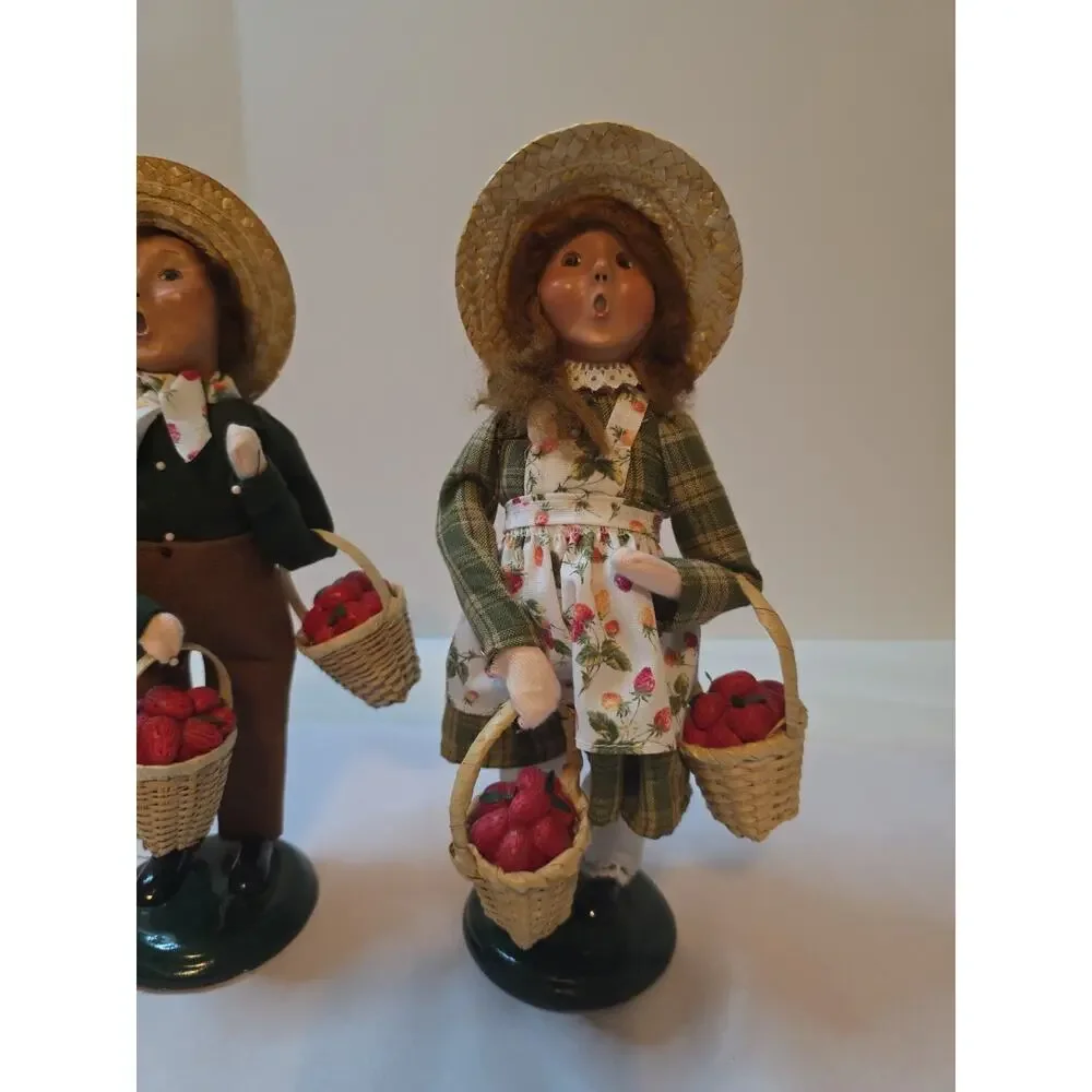 Byers Choice Caroler-Cries of London Girl And Boy Selling Strawberries (2010)